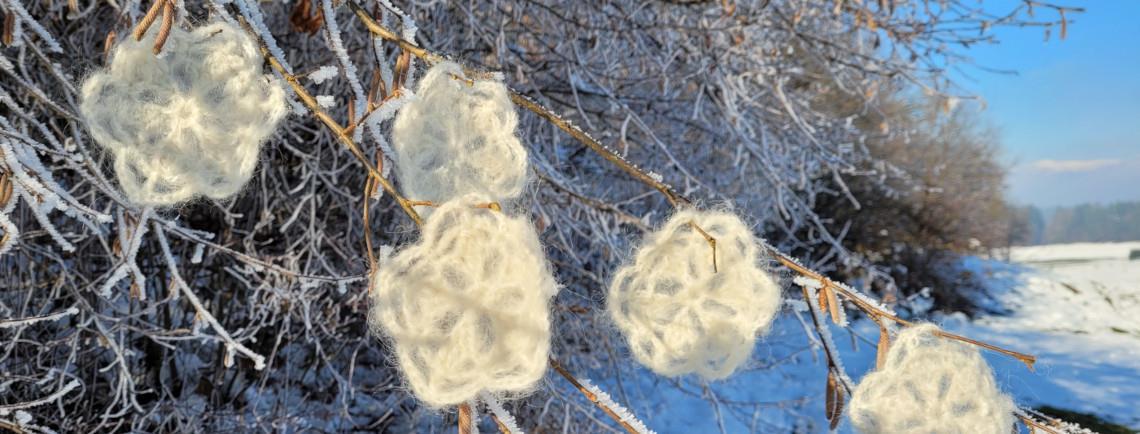 Kvačkane snežinke v ivju
